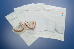 Dentalbeutel von Pohl Verpackungen. Hochwertige Folienverpackungen für Zahntechniker und Zahnarztpraxen.